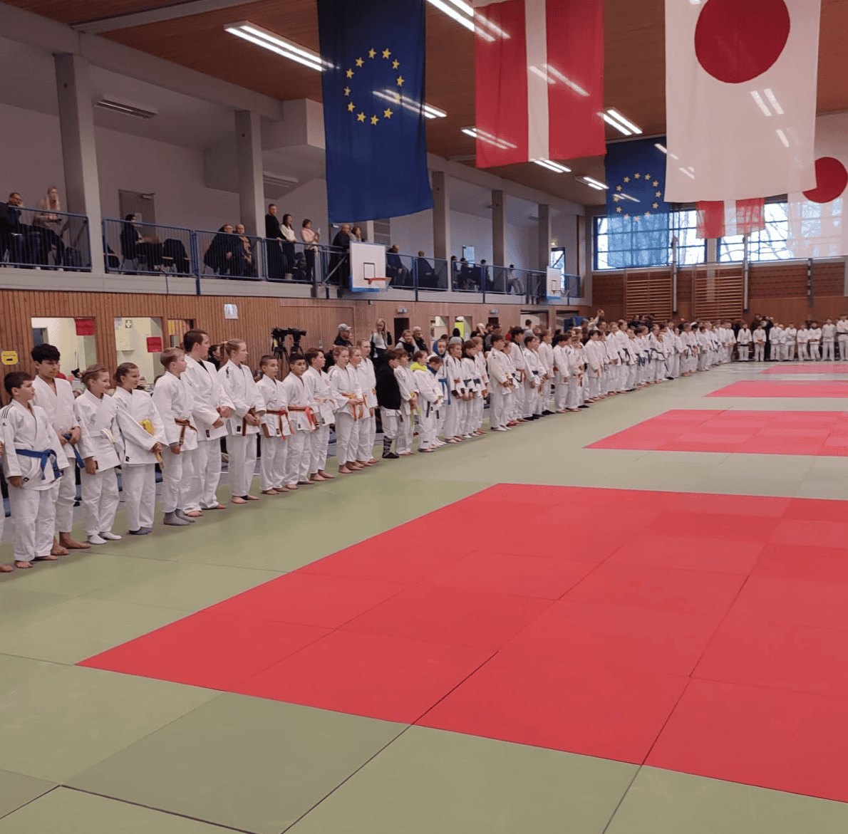 Die Teilnehmenden stellen sich in der Turnierhalle auf