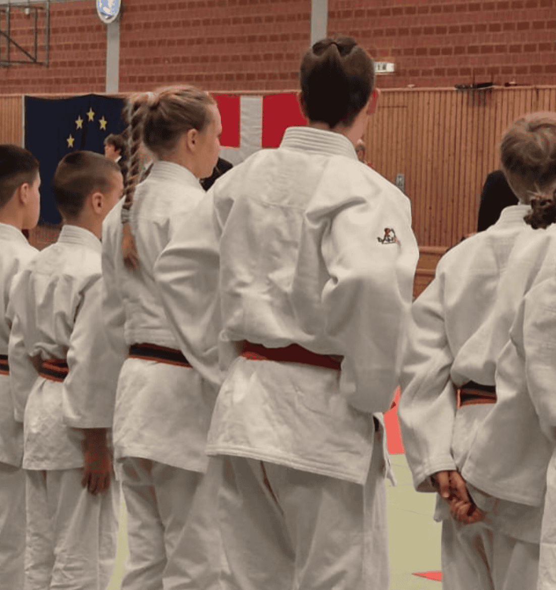 Judoka bei der Begrüßung in der Halle