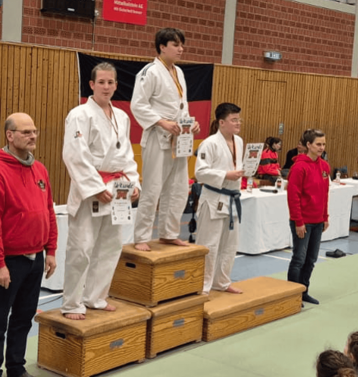 Judoka mit Urkunden bei der Siegerehrung