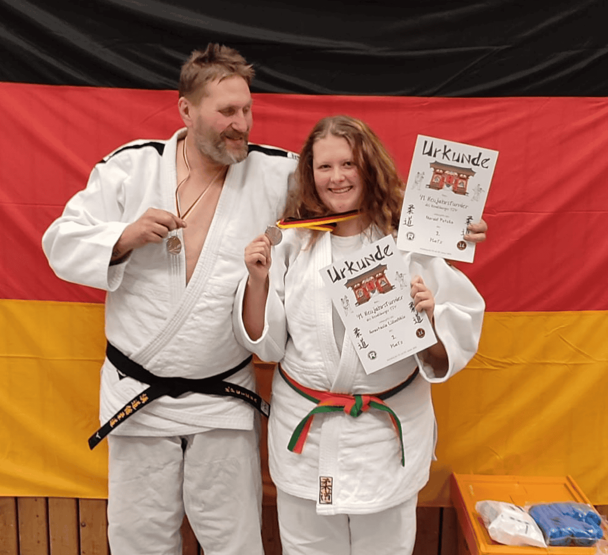 Zwei Judoka mit ihren Urkunden